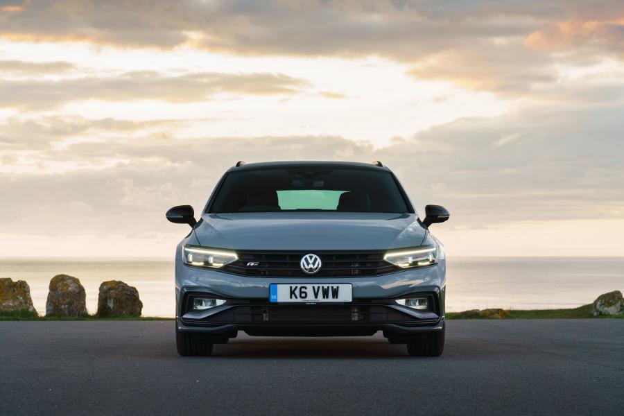  Volkswagen Passat Estate R-Line Edition (B8) 2019 года  (UK) (фото 18 из 31)